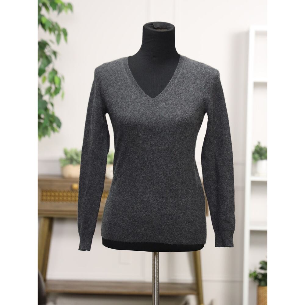 Quiet Luxury Cashmere V-Neck Sweater C by Bloomingdale’s Charcoal Gray Capsule - Picture 4 of 13